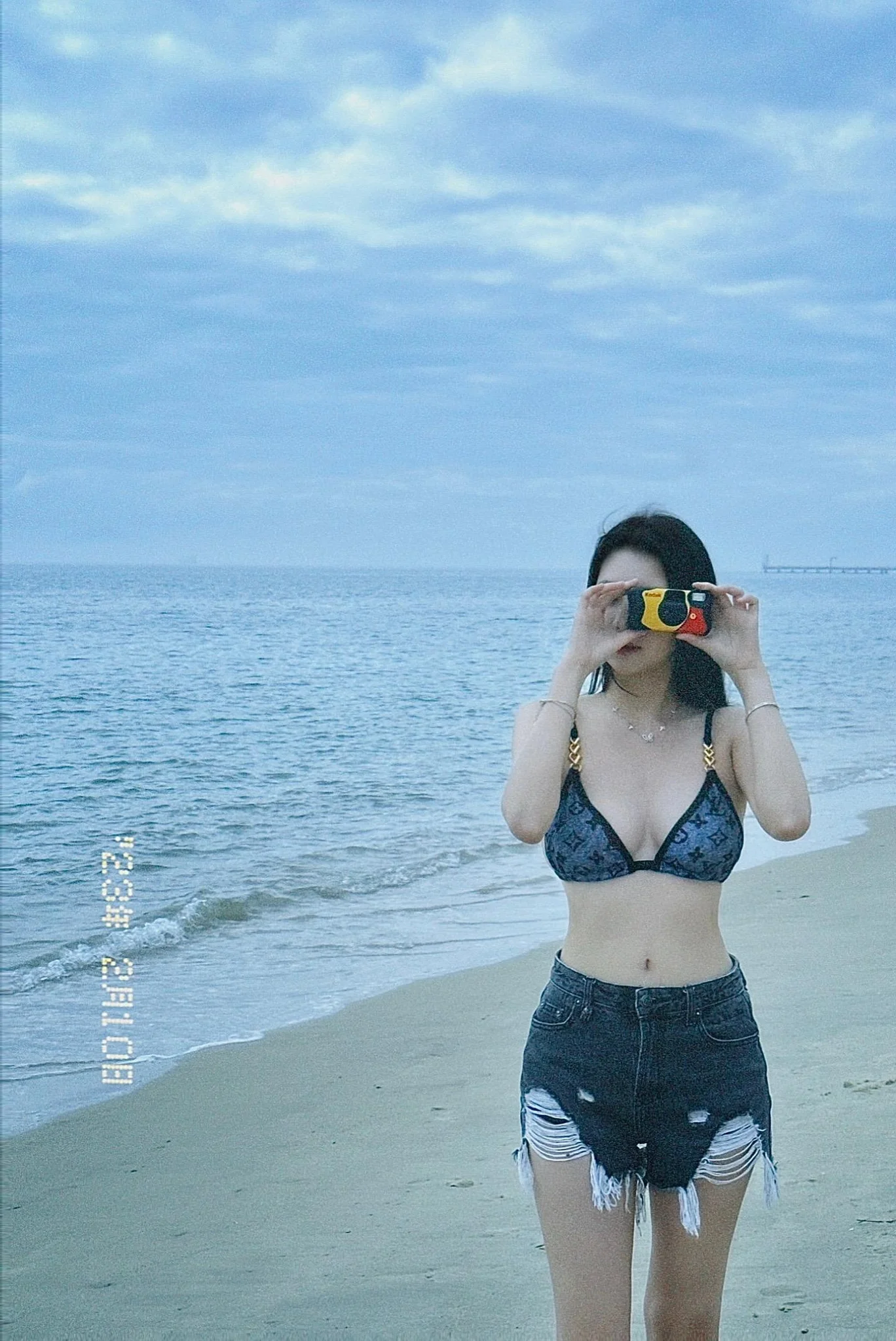 人生浪费指南：🥥🌴🌻。🌙‘旅行部分胶卷怎么会这样 快乐和烟火那么像。 · 7